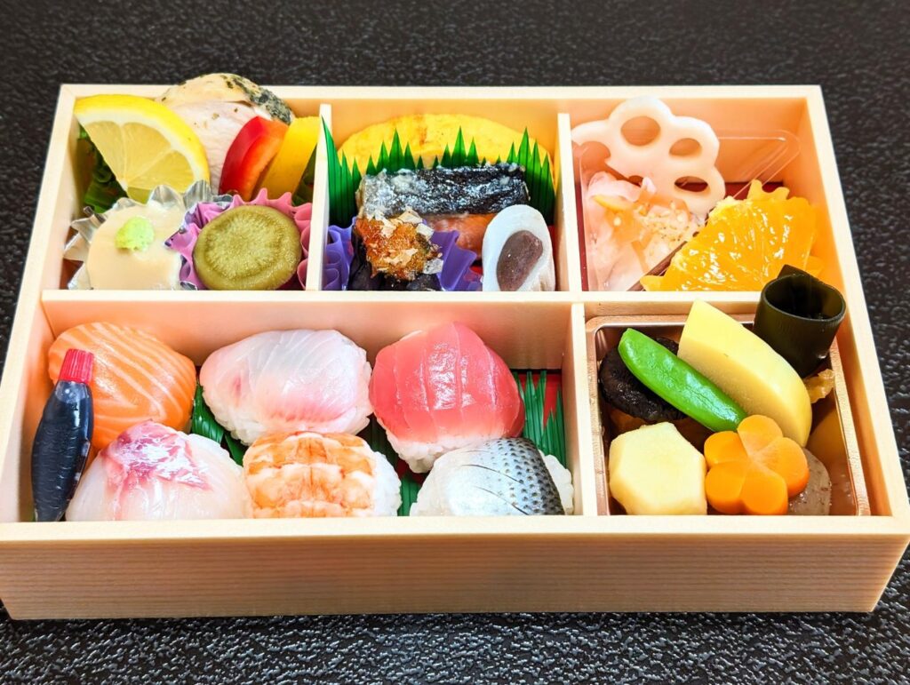 『桟敷弁当』八千代座へ観劇に来られたお客様の注文桟敷弁当今回は『手鞠寿司弁当』京都からお取り寄せした布風呂敷に包んでお渡しいたしました
