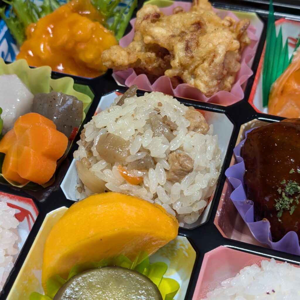『本日限定！』　　「夢大地館」お弁当＆お惣菜コーナーにて　　陳列販売している　幕の内弁当　　定番の『巻寿司』のところを　　本日は・・・熊本のＷ県産鶏　　🐓地鶏の天草大王　と　　銘柄鶏の肥後のうまか赤鶏　を使った　　特製『混ぜ飯』入り　　旬の　　『太秋柿』、『シルクスイートの蜜煮』も入ってます　　その時々のお得な限定メニューなど　　ラベルシールを要チェック！　　お見逃しなく　数に限りがございますので、売切れゴメンです。