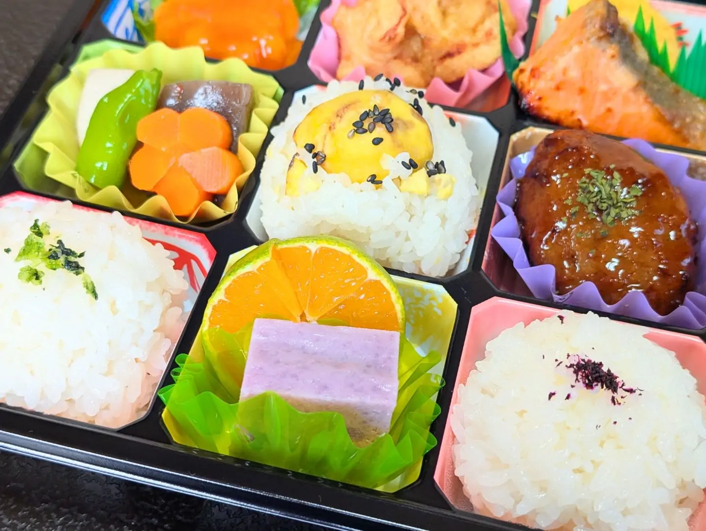 『女将の手作りスイーツシリーズ?』 「夢大地館」お弁当&お惣菜コーナーにて 陳列販売している 幕の内弁当 本日は、『栗ご飯』&『紫芋の芋ようかん』入り でしたが…この投稿の時間には 売切れとなっているようですm(_ _)m お買い上げ、誠にありがとうございました 『チーズケーキ』『シルクスイートの芋ようかん』 『紫芋の芋ようかん』を仕込みました 会席料理、鍋料理、特注お弁当などの際 季節のフルーツに添えたりします 真空パックして、急速冷凍機《凍眠》にて凍結🧊 いつでも、美味しさ出来たてのまま 時々、幕の内弁当にも いろんなメニューが登場いたします その時々のお得な限定メニューなど ラベルシールを要チェック! お見逃しなく数に限りがございますので、売切れゴメンです。宜しくお願い致しますm(_ _)m#山鹿 #山鹿グルメ #山鹿市 #山鹿温泉 #山鹿ランチ #山鹿灯籠 #山鹿観光 #八千代座 #さくら湯 #豊前街道 #やまが和牛 #黒毛和牛 #天草大王 #肥後のうまか赤鶏 #平山温泉 #大宮神社 #熊本#与し吉 #水炊き #すっぽん #天草大王 #肥後のうまか赤鶏 #やまが和牛 #ローストビーフ #寿司 #弁当 #鉢盛 #仕出し #仕出し弁当