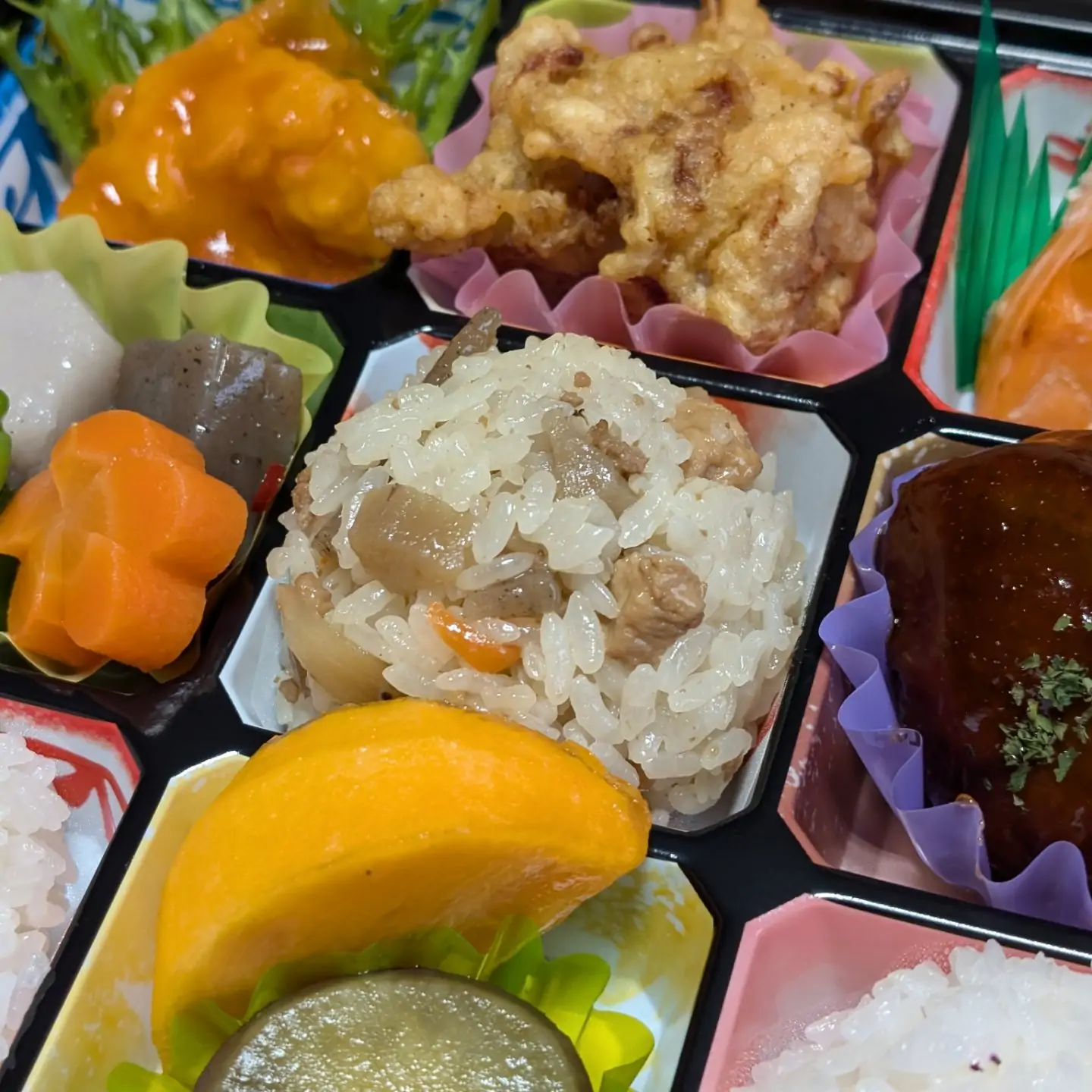 『本日限定！』　　「夢大地館」お弁当＆お惣菜コーナーにて　　陳列販売している　幕の内弁当　　定番の『巻寿司』のところを　　本日は・・・熊本のＷ県産鶏　　🐓地鶏の天草大王　と　　銘柄鶏の肥後のうまか赤鶏　を使った　　特製『混ぜ飯』入り　　旬の　　『太秋柿』、『シルクスイートの蜜煮』も入ってます　　その時々のお得な限定メニューなど　　ラベルシールを要チェック！　　お見逃しなく　数に限りがございますので、売切れゴメンです。　宜しくお願い致しますm(_ _)m#山鹿  #山鹿グルメ #山鹿市 #山鹿温泉 #山鹿ランチ #山鹿灯籠  #山鹿観光 #八千代座 #さくら湯 #豊前街道 #やまが和牛 #黒毛和牛 #天草大王 #肥後のうまか赤鶏 #平山温泉 #大宮神社 #熊本 与し吉 #水炊き #すっぽん #天草大王 #肥後のうまか赤鶏 #やまが和牛 #ローストビーフ #寿司 #弁当 #鉢盛 #仕出し #仕出し弁当